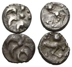 GREEK COINS KELTEN, VINDELICI, Südliches Germanien, AR Quinar. Büschel, in der 'Zange' Punkt. Rs.Pferd l. mit langem Schweif. 1,75g. DAZU: AR Quinar. Büschel mit Zange, mit Endpunkten. Rs.Pferd l., mi