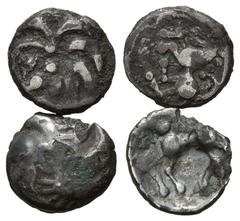 GREEK COINS KELTEN, VINDELICI, Südliches Germanien, AR Quinar (gefüttert). Büschel. Rs.Pferd l., Beizeichen oben Torques nach unten mit Innenpunkt. 1,37g. DAZU: AR Quinar (gefüttert). Büschel mit Stri