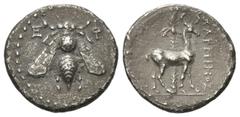 GREEK COINS KLEINASIEN, IONIEN / Stadt Ephesos, AR Drachme (207-150 v.Chr.), Magistrat Xarminos. Biene. Rs.Hirsch r. vor Palme. 3,47g SNG Kayhan 288