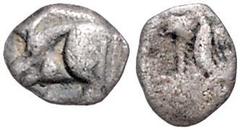 GREEK COINS KLEINASIEN, LYKIEN / Incertum, AR 1/38 Stater (525-480 v.Chr.). Eberprotome l., a.d. Schulter retrogr. K. Rs.Quadratum incusum, darinnen Netzwerk. 0,23g. Vgl.Sear 3580; vgl.BMC 14