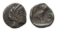 GRIECHISCHE MÜNZEN GRIECHENLAND, ATTIKA / Stadt Athen, AR Hemiobol (454-404 v.Chr.). Athenakopf mit Helm r. Rs.Eule r. stehend, l. Olivenzweig. 0,31g. ss-vz SNG München 83f