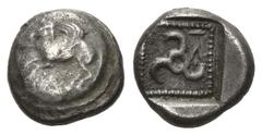 GRIECHISCHE MÜNZEN KLEINASIEN, LYKIEN. Dynasten (425-360 v.Chr.), AR 1/3 Stater (405/395 v.Chr.). Pegasos auf Rundschild l. Rs.Triskele im incusum. 2,97g. ss-vz BMC 123