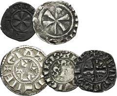 MONNAIES FÉODALES Évêché du PUY. (XIIe-XIIIe). Denier. Fleurs à six et quatre pétales. (Duplessy, n°839). 0,91 g. - (XIVe siècle). Denier. Fleurs à quatre et cinq pétales. (Duplessy, n°842). 0,72 g. -