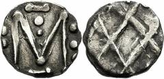 MIGRATIONS DES PEUPLES - HAUT-MOYEN-ÂGE MIGRATIONS DES PEUPLES - HAUT-MOYEN-ÂGE. MÉROVINGIENS. Monnayage d'argent (675-750). MARSEILLE (Bouches-du-Rhône). Denier (VIIIe s.). A/. Grande lettre M sous u