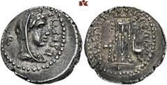 ROMAN COINS IMPERATORISCHE PRÄGUNGEN M. Iunius Brutus. AR-Denar, 42 v. Chr., kleinasiatische Münzstätte, L. Sestius Quirinalis; 3,77 g. Libertaskopf r. mit Schleier//Dreifuß zwischen Axt und Simpulum.