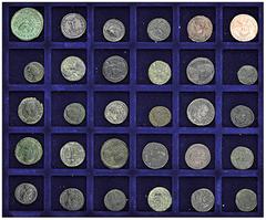 ROMAN COINS ROMAN COINS LOTS RÖMISCHER MÜNZEN Münzen der römischen Kaiserzeit aud dem 3. und 4. Jahrhundert n. Chr.: Das interessante Lot enthält 48 römische Münzen, neben einigen Antoninianen (u. a. 