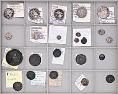 GREEK COINS LOTS Lot griechischer Münzen: Enthalten sind 23 Silber- und Bronzemünzen, darunter Tetradrachmen (Philippos II.; Lysimachos; Antiochos VII.; Philippos I. Philadelphos; Ostkelten (Thasos-Ty