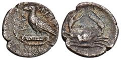 GREEK COINS SICILIA AKRAGAS. AR-Litra, 450/440 v. Chr.; 0,68 g. Adler steht l. auf ionischem Kapitell//Krebs. Hoover 121; Westermark, Akragas 464. Feine Tönung, Avers min. dezentriert, min. korrodiert
