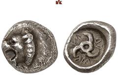 DIE SAMMLUNG DR. KAYA SAYAR, TEIL I - LYKIEN, PAMPHYLIEN UND KILIKIEN LYCIA. Dynastische Prägungen. Trbbenimi AR-Hemiobol, um 390/370 v. Chr., Wedrei; 0,39 g. Löwenkopf l.//In rundem Incusum: Triskeli