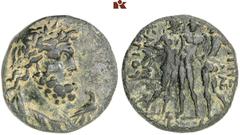 DIE SAMMLUNG DR. KAYA SAYAR, TEIL I - LYKIEN, PAMPHYLIEN UND KILIKIEN CILICIA. MOPSOS. Jahr 113 (= 45/46); 6,01 g. Büste des Zeus (oder Mopsos?) r. mit Lorbeerkranz, davor Adler//Drei Figuren (Koryban