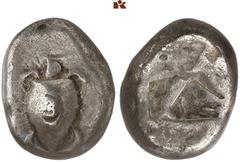 MÜNZEN DER ANTIKEN WELT AUS DIVERSEM BESITZ GRIECHISCHE MÜNZEN. AEGINA. AEGINA. AR-Stater, 550/525 v. Chr.; 11,84 g. Seeschildkröte, darauf unbestimmter Gegenstempel//Vielfach geteiltes Incusum. Hoove