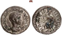 ROMAN COINS MÜNZEN DER RÖMISCHEN KAISERZEIT Macrinus, 217-218 für Diadumenianus. AR-Quinar, Juni 217/Februar 218, Rom; 1.08 g. Drapierte Büste r.//Prinz steht l. mit Standarte und Zepter. BMC -; Coh. 
