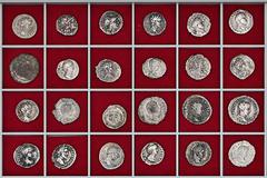 ROMAN COINS LOTS RÖMISCHER MÜNZEN Lot römischer Silbermünzen: Enthalten sind zwei republikanische Denare (C. Renius, Crawf. 231/1; D. Iunius Silanus, Crawf. 337/3) sowie 18 Denare und vier Antoniniane