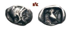 ATTICA ATHEN. AR-Obol, um 510/500 v. Chr.; 0.43 g. Athenakopf r. mit attischem Helm//In Incusum: Eule steht l. SNG München vergl. 26. Schön-sehr schön Erworben im September 1994 bei der Firma Hild. Ar