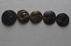 LOTS Kleines Lot griechischer Bronzemünzen: Thessalischer Bund (Athenakopf/Pferd); Aeolis, Myrina (Apollokopf//Amphore); Temnos (Dionysoskopf//Weintraube); Lydia, Tabala (Athenakopf//Tyche); Syria, An