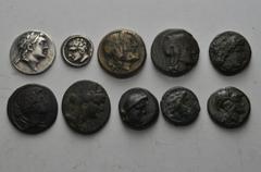 LOTS Lot griechischer Münzen: Phrygia, Eumeneia, Æs (Zeuskopf//Ethnikon in Kranz); Chalkidischer Bund, Tetrobol (Apollokopf//Lyra); Lycia, Masikytes (Artemisbüste//Hirsch); Pamphylia, Side (Athenakopf