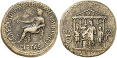 RÖMISCHE MÜNZEN MÜNZEN DER RÖMISCHEN KAISERZEIT Gaius Caligula, 37-41. Æ-Sesterz, 39/40, Rom; 27,68 g. Pietas sitzt l. mit Patera, den l. Ellbogen auf Statue gestützt// Sechssäuliger Tempel des Divus 