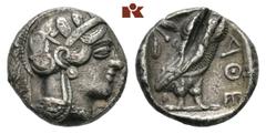 GRIECHISCHE MÜNZEN ATTICA ATHEN. AR-Tetradrachme, um 440/420 v. Chr.; 13,72 g. Athenakopf r. mit attischem Helm//In Incusum: Eule r., dahinter Olivenzweig und Mondsichel. Flament Gruppe II. Feine Tönu