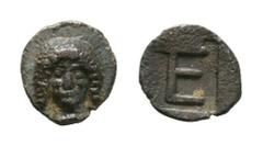 GRIECHISCHE MÜNZEN IONIA KOLOPHON. AR-Tetartemorion, 525/490 v. Chr.; 0,23 g. Apollokopf v. v.//Im Incusum: TE (ligiert, = Wertangabe). Klein 398. Feine Patina, leichte Prägeschwäche auf dem Revers, f
