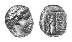 GRIECHISCHE MÜNZEN IONIA KOLOPHON. AR-Tetartemorion, 490/400 v. Chr.; 0.23 g. Apollokopf r. mit Lorbeerkranz//Im Incusum: TE (ligiert, = Wertangabe), l. Zikade. Klein 399. Sehr schön Dieses Stück gehö