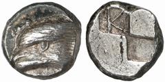 GRIECHISCHE MÜNZEN (GREEK COINS) PAPHLAGONIA SINOPE. AR-Drachme, 425/410 v. Chr.; 6.01 g. Adlerkopf l., darunter Delphin l. (kaum sichtbar)//Viergeteiltes Incusum, davon zwei Felder erhaben, zwei vert