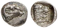 GRIECHISCHE MÜNZEN CARIA. UNBESTIMMTE MÜNZSTÄTTE. AR-Tetartemorion, 5. Jahrhundert v. Chr.; 0,19 g. Widderkopf r.//Löwenprotome r. SNG Kayhan 989; Troxell in Festschrift Mildenberg 10. Feine Patina, v