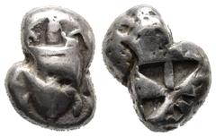 GRIECHISCHE MÜNZEN AEGINA AEGINA. AR-Stater, 550/500 v. Chr.; 12 g. Seeschildkröte//Vielfach geteiltes Incusum. SNG Delepierre vergl. 1554 ff. Unregelmäßiger Schrötling, sehr schön
