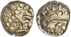 KELTISCHE MÜNZEN BRITANNIA. REGINI UND ATREBATES. ICENI. AV-Stater, Typ „Norfolk Wolf", 65/45 v. Chr.; 5,60 g. Stilisierter Apollokopf r.//Wolf n. l., darüber Halbmond, in den Feldern Punkte und Kugel
