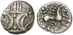 KELTISCHE MÜNZEN BRITANNIA. REGINI UND ATREBATES. ICENI. Antedios, 10-30/43 (?) n. Chr. AR-Unit, 25-39/43 (?); 1,23 g. Doppelmond-Motiv auf vertikalem Kranz//Pferd r. mit Kornährenmähne, oben links Pu