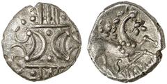 KELTISCHE MÜNZEN BRITANNIA. REGINI UND ATREBATES. ICENI. Saenu, um 30-43 n. Chr./Prasutagus, um 35-45 n. Chr. AR-Unit; 1,26 g. Doppelhalb­mondmuster auf vertikalem, gemustertem Band/Kranz//Stilisierte