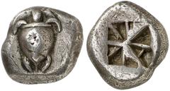 GRIECHISCHE MÜNZEN AEGINA. AEGINA. AR-Stater, 550/500 v. Chr.; 11,78 g. Seeschildkröte//Vielfach geteiltes Incusum. SNG Delepierre vergl. 1554 ff. Herrliche Patina, Prüfpunze auf dem Avers, sehr schön