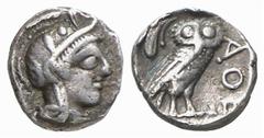 GRIECHISCHE MÜNZEN (GREEK COINS) ATTICA ATHEN. AR-Obol, 454/404 v. Chr.; 0.66 g. Athenakopf r. mit attischem Helm//In Incusum: Eule r., dahinter Olivenzweig. SNG München 78 ff. Sehr schön Aristophanes