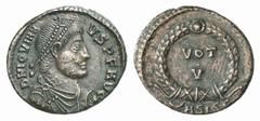 RÖMISCHE MÜNZEN (ROMAN COINS) MÜNZEN DER RÖMISCHEN KAISERZEIT Jovianus, 363-364. Æ-Centenionalis, Siscia; 2.68 g. Drapierte Büste r. mit Perldiadem//VOT/V in Kranz. RIC 423. Sehr schön Estimate: 40 EU