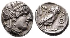 GRIECHISCHE MÜNZEN ATTICA ATHEN. AR-Tetradrachme, um 440/420 v. Chr.; 17,18 g. Athenakopf r. mit attischem Helm//In Incusum: Eule r., dahinter Olivenzweig und Mondsichel. Flament Gruppe II. Feine Tönu