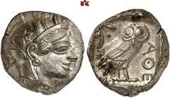 GRIECHISCHE MÜNZEN ATTICA. ATHEN. AR-Tetradrachme, um 440/420 v. Chr.; 17,15 g. Athenakopf r. mit attischem Helm//In Incusum: Eule r., dahinter Olivenzweig und Mondsichel. Flament Gruppe II. Hervorrag