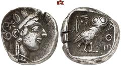 GRIECHISCHE MÜNZEN ATTICA. ATHEN. AR-Tetradrachme, um 440/420 v. Chr.; 16,98 g. Athenakopf r. mit attischem Helm//In Incusum: Eule r., dahinter Olivenzweig und Mondsichel. Flament Gruppe II. Kleiner P