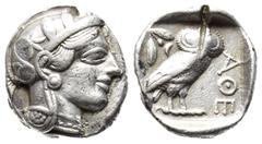 GRIECHISCHE MÜNZEN ATTICA ATHEN. Õ-Tetradrachme, um 440/420 v. Chr.; 17,15 g. Athenakopf r. mit attischem Helm//In Incusum: Eule r., dahinter Olivenzweig und Mondsichel. Flament Gruppe II. Prüfeinhieb