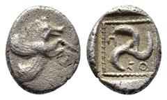 GRIECHISCHE MÜNZEN LYCIA Kuprilli. Õ-Tetrobol, 470/440 v. Chr.; 2,98 g. Protome eines geflügelten Fabelwesens r.//In Incusum: Triskelis. Müseler, Lykische Münzen -, vergl. IV, 31. RR Etwas korrodiert,