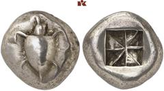 GRIECHISCHE MÜNZEN AEGINA. AEGINA. AR-Stater, 550/525 v. Chr.; 12,12 g. Seeschildkröte//Vielfach geteiltes Incusum. Hoover 424 (stempelgleich); SNG Delepierre vergl. 1501 ff. R Vorzüglich Aus der Samm