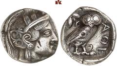 GRIECHISCHE MÜNZEN ATTICA. ATHEN. AR-Tetradrachme, um 440/400 v. Chr.; 15,16 g. Athenakopf r. mit attischem Helm//In Incusum: Eule r., dahinter Olivenzweig und Mondsichel; auf der Eule runde Punze; im