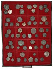 RÖMISCHE MÜNZEN LOTS RÖMISCHER MÜNZEN, Spätrömisches Lot: Enthalten sind hauptsächlich Folles und Nummi, aber auch je eine Siliqua und eine 1/2-Siliqua, darunter Exemplare des Diocletianus, Constantin