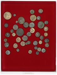 GRIECHISCHE MÜNZEN LOTS Griechische und provinzialrömische Bronzemünzen: Enthalten sind u. a. Prägungen aus Magna Graecia, Kleinasien, und eine Tetradrachme des Philippus I. Arabs aus Alexandria; dazu