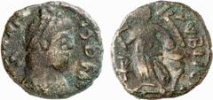RÖMISCHE MÜNZEN (ROMAN COINS) MÜNZEN DER RÖMISCHEN KAISERZEIT Johannes, 423-425. Æ-Nummus, Rom; 1.52 g. Drapierte Büste r. mit Rosettendiadem//Victoria geht l. mit Trophäe und Gefangenem. RIC 1913 ff.