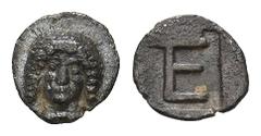 GREEK COINS IONIA KOLOPHON. AR-Tetartemorion, 525/490 v. Chr.; 0,23 g. Apollokopf v. v.//Im Incusum: TE (ligiert, = Wertangabe). Klein 398. Feine Patina, leichte Prägeschwäche auf dem Revers, fast vor