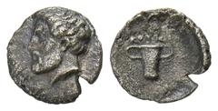 GREEK COINS THRACIA KÖNIGREICH. Kotys I., 384-359 v. Chr. AR-Diobol, Kypsela; 0,65 g. Bärtiger Kopf l.//Zweihenkliger Skyphos. Peter S. 114; Winzer 31.4. RR Kl. Schrötlingsriß, sehr schön Exemplar der