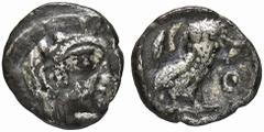 GREEK COINS ATTICA ATHEN. AR-Obol, 454/404 v. Chr.; 0,64 g. Athenakopf r. mit attischem Helm//In Incusum: Eule r., dahinter Olivenzweig. SNG München 77 ff. Leicht korrodiert, sehr schön Aristophanes s