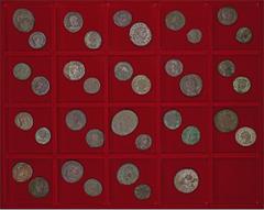 ROMAN COINS LOTS RÖMISCHER MÜNZEN Spätrömische Bronzemünzen: Enthalten sind Bronzemünzen aus dem 4. Jahrhundert (hauptsächlich), u.a. des Maximianus, Constantius I., Maxentius, Licinius I., Constantin