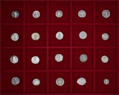 ROMAN COINS LOTS RÖMISCHER MÜNZEN Denare der Republik und Kaiserzeit: Enthalten sind 6 republikanische Stücke und 13 Exemplare aus der Kaiserzeit, darunter des Domitianus, Traianus, Hadrianus, Marcus 