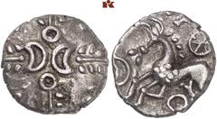 BRITANNIA. ICENI. AR-"Unit", Typ "Crescent Corn Ears", 20 v./40 n. Chr.; 1,22 g. Zwei gekreuzte Kränze, in der Mitte je zwei Mondsicheln und Kreise//Pferd l., davor Mondsichel, darüber Rad. Rudd, Anci