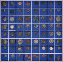 ROMAN COINS ROMAN COINS LOTS RÖMISCHER MÜNZEN Spätrömische Münzen: Das Lot beinhaltet Silber- und Bronzemünzen aus dem 4. Jahrhundert, darunter vornehmlich der constantinischen Dynastie. Es finden sic